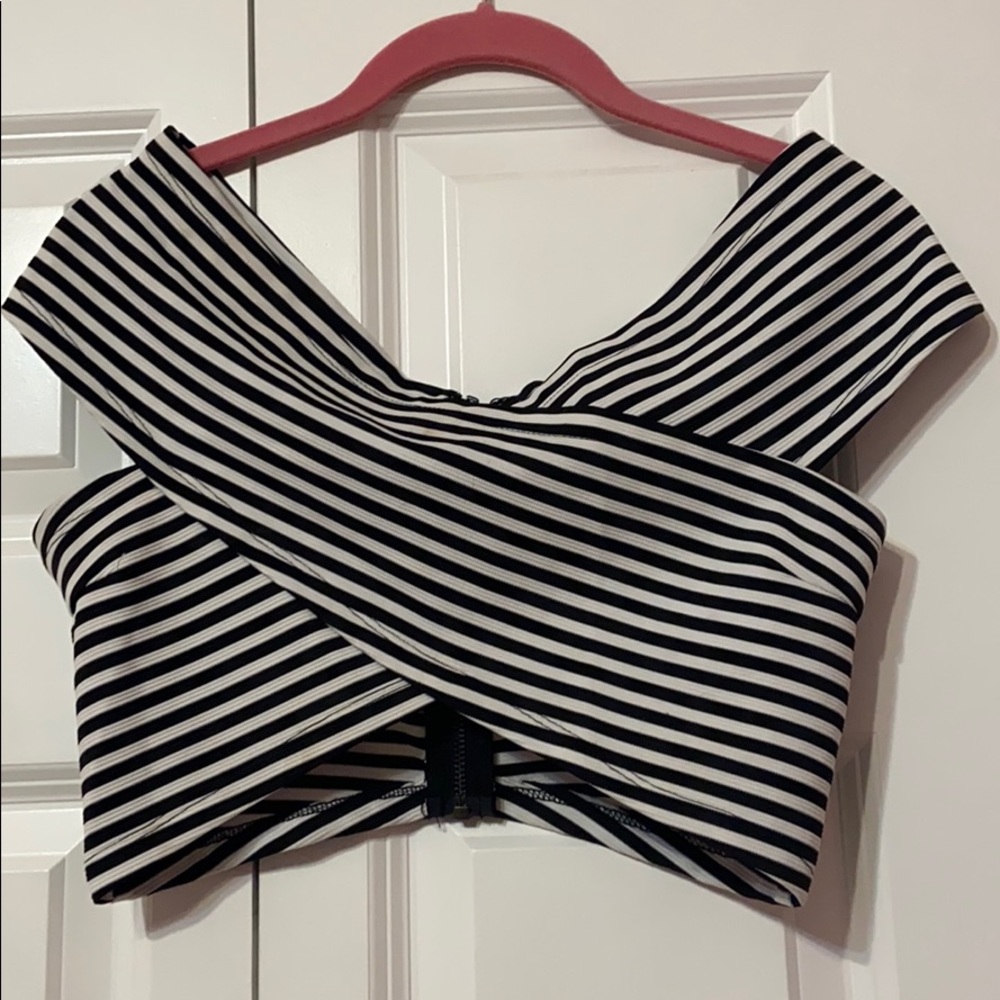 Black n white crop top